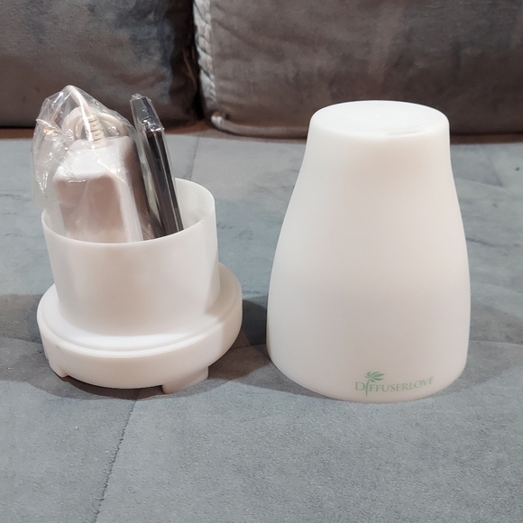 NWOT DIFFUSERLOVE ESSENTIAL OIL DIFFUSER WITH 7 LED COLOR CHANGING MODE & REMOTE - Picture 5 of 6
